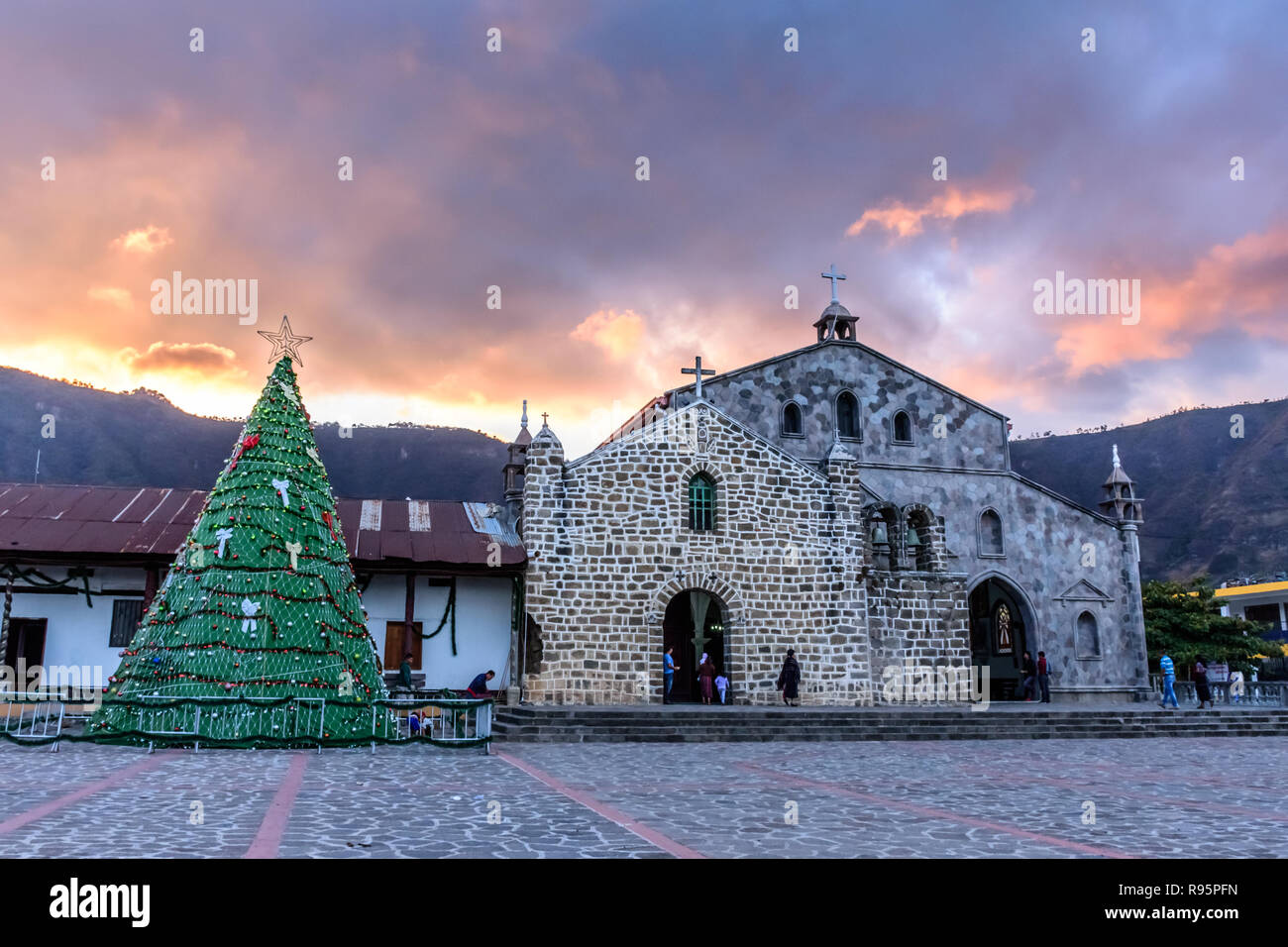 San Juan La Laguna, Atitlan See, Guatemala - Dezember 16, 2018: künstlicher Weihnachtsbaum außerhalb der katholischen Kirche gegen Sonnenuntergang Himmel. Stockfoto