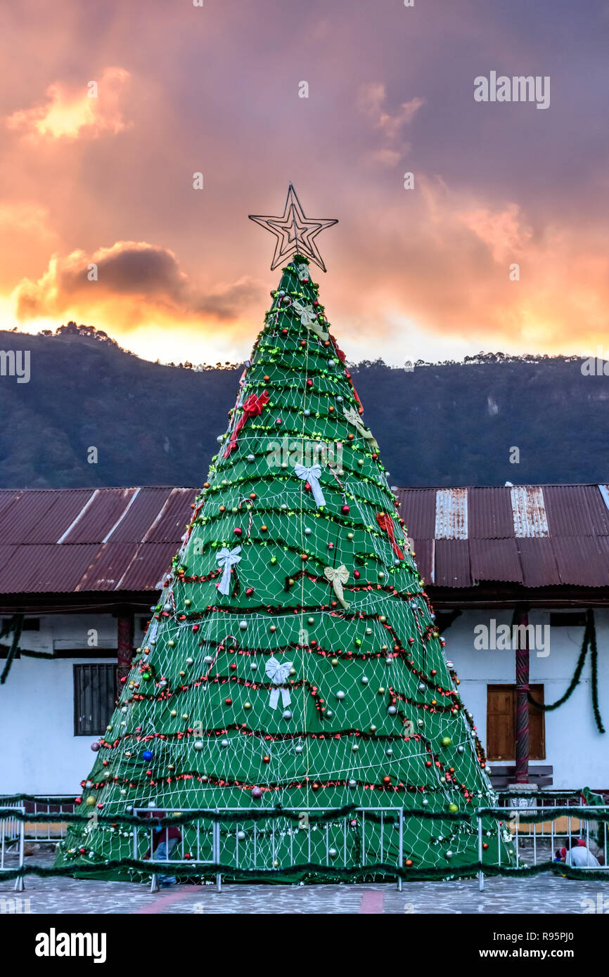 San Juan La Laguna, Atitlan See, Guatemala - Dezember 16, 2018: künstlicher Weihnachtsbaum gegen Sonnenuntergang Himmel im Lakeside Village San Juan La Laguna. Stockfoto