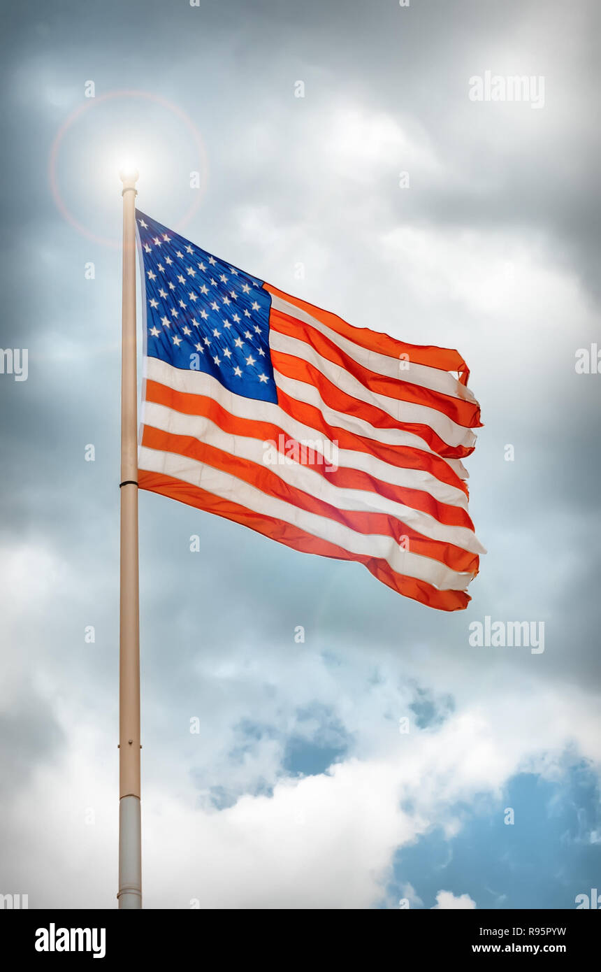 Amerikanische Flagge mit Sonne und Himmel Stockfoto