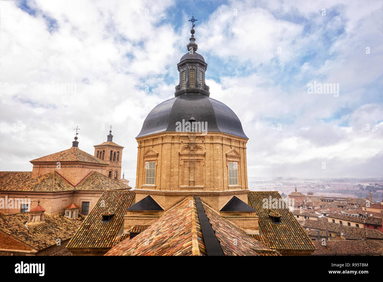 Luftaufnahme von Toledo Stadt Dächer und Kirche Kuppel von St. Ildefonso. Stockfoto