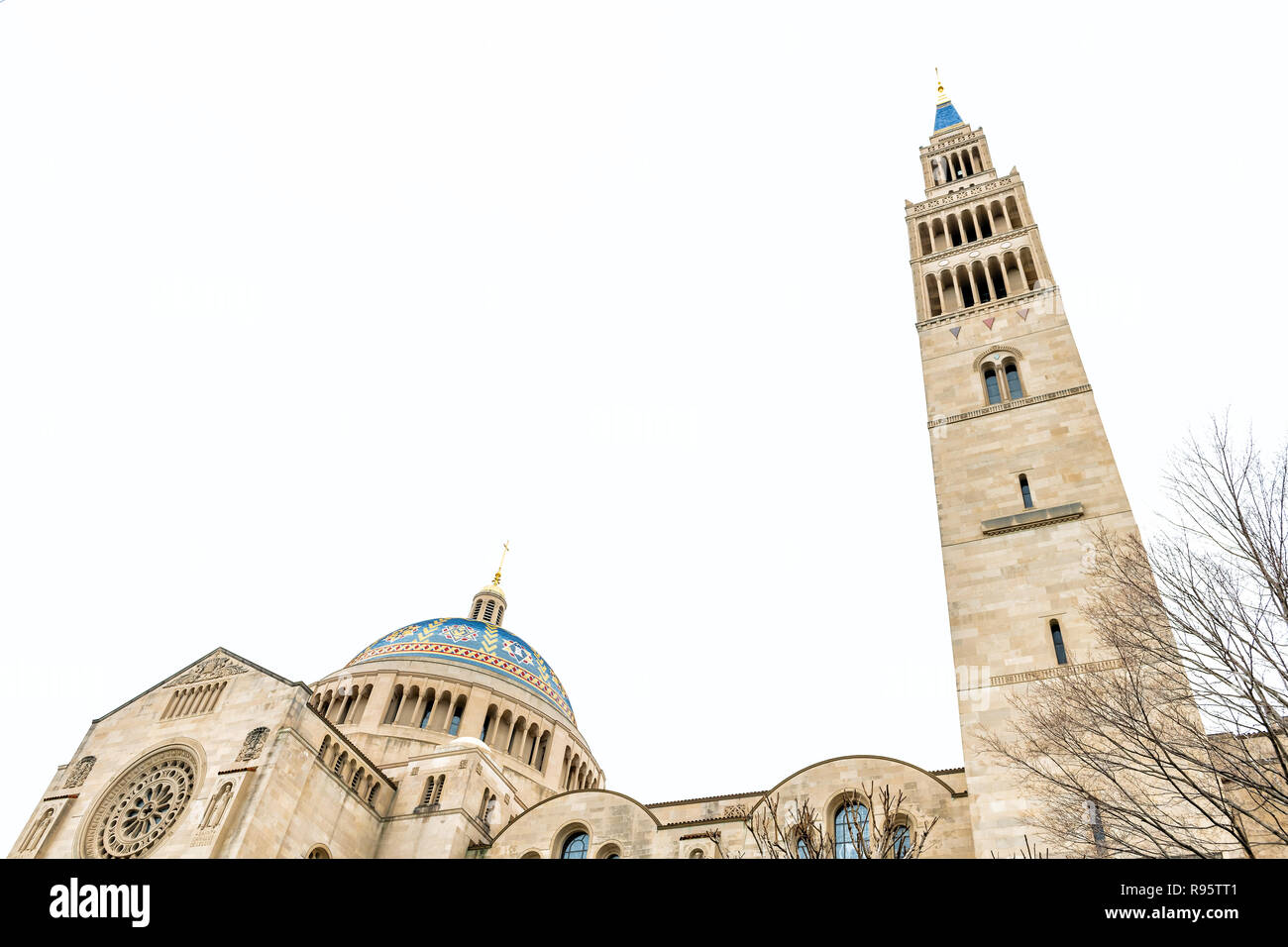 Washington DC, USA - April 1, 2018: die Basilika von Nationalheiligtum der Unbefleckten Empfängnis Katholische Kirche, Glockenturm gegen isoliert Stockfoto