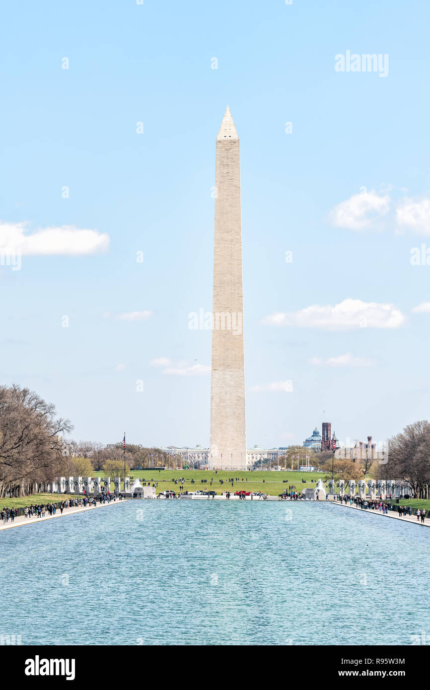 Washington DC, USA - April 5, 2018: Washington Monument vertikale Ansicht im Zentrum, Touristen, Menschen zu Fuß von der Lincoln Memorial Reflecting Pool, Nation Stockfoto
