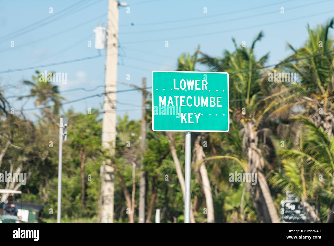 Overseas Highway, Autobahn, Straße, Straße, Zeichen für Florida Island City, Palmen im Lower Matecumbe Key, USA Stockfoto