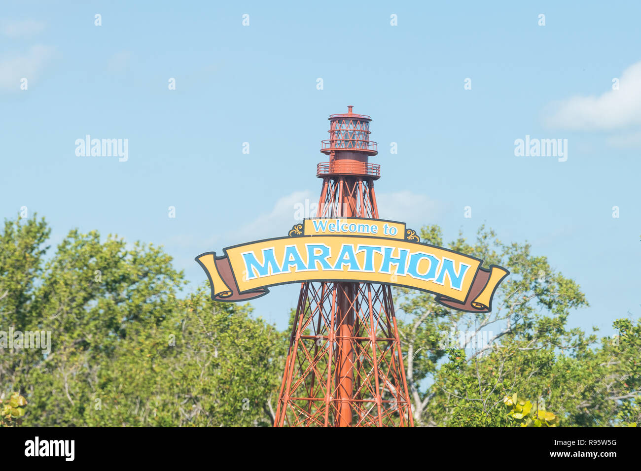 Marathon, USA - Mai 1, 2018: Overseas Highway, Autobahn, Straße, Straße mit Nahaufnahme des Leuchtturm Zeichen für Florida Island City Stockfoto