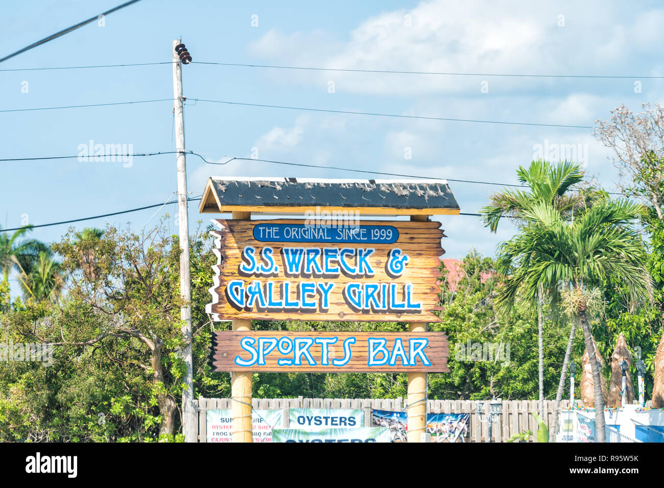 Marathon, USA - Mai 1, 2018: SS Wrack & Kombüse Grill Restaurant, Sport Oyster Bar Schild mit Steak, Froschschenkel von Overseas Highway, Freeway Road, St Stockfoto