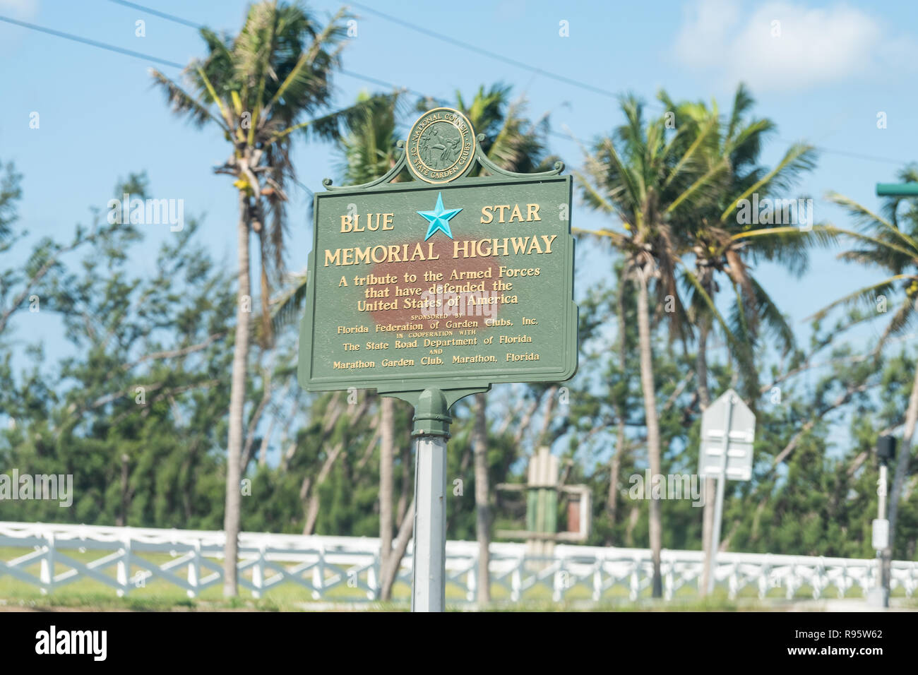 Marathon, USA - Mai 1, 2018: Nahaufnahme von Übersee Scenic Highway road US Route 1, eine mit Zeichen der blue star Memorial, Hommage an Streitkräfte Stockfoto