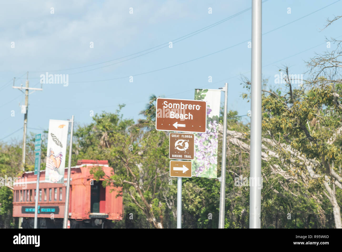 Marathon, USA - Mai 1, 2018: Straße Straßenschild für Sombrero Beach in Florida, Schlüssel, Schlüssel, birding Trail, Pfeil, Richtung Stockfoto