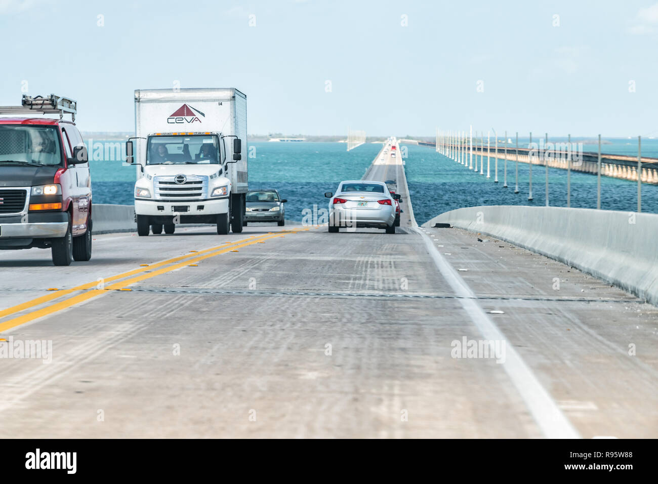 Piegon Key, USA - Mai 1, 2018: Sicht fahren, im Auto auf Seven Mile Bridge Landschaft der Florida Keys Wasser, Atlantik, Autos auf Über Stockfoto