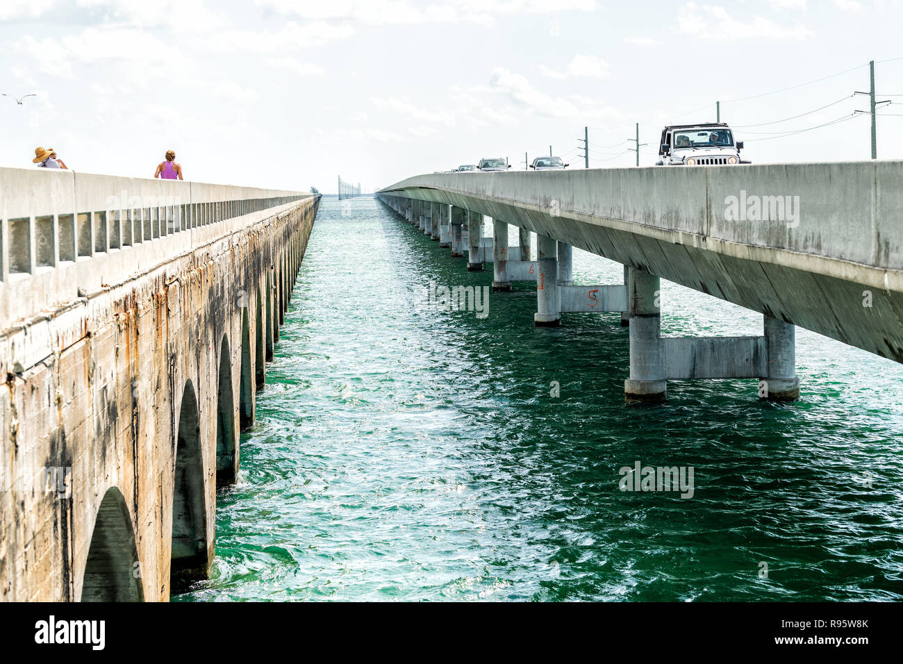 Piegon Key, USA - Mai 1, 2018: die Menschen zu Fuß, Frau laufen, joggen im Knights Key-Pigeon Key-Moser Channel-Pacet-Brücke (Alte Seven Mile Bri Stockfoto