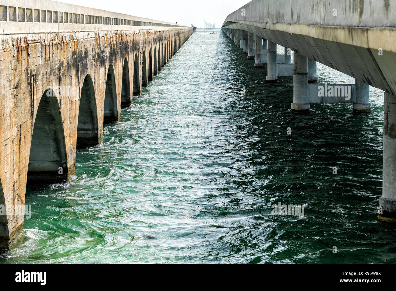 Ansicht zwischen alten Seven Mile Ritter Key-Pigeon Key-Moser Channel-Pacet Channel Bridge und Overseas Highway Road, Ozean, Meer, Wellen, Boot, Wasser bei Pige Stockfoto