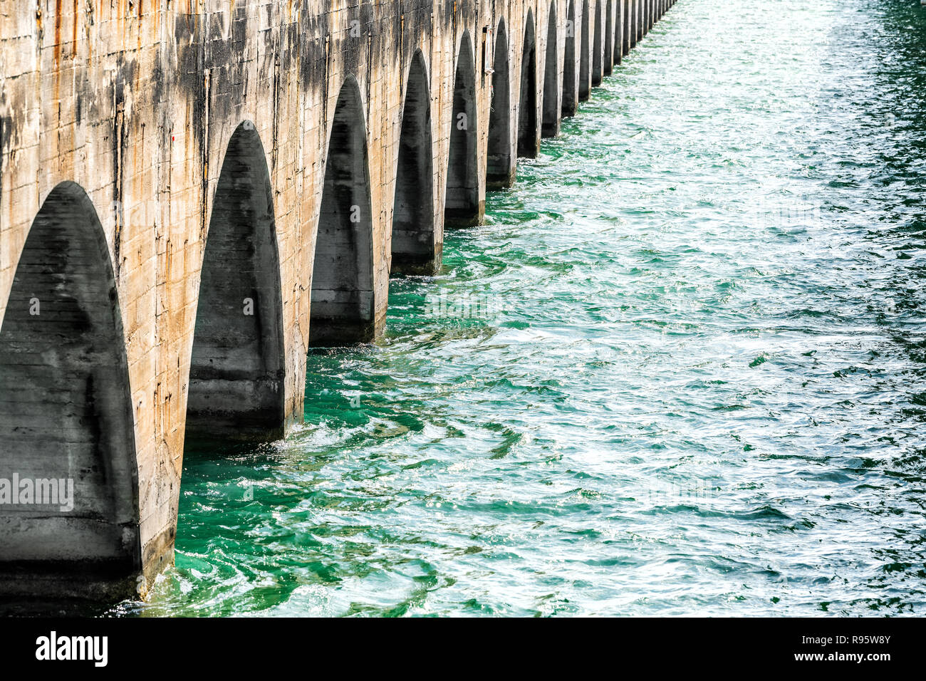 Anzeigen unter alten Seven Mile Ritter Key-Pigeon Key-Moser Channel-Pacet-Brücke in der Nähe von Overseas Highway Road, Ozean, Meer, Wellen am Pigeon Key, Florida Stockfoto