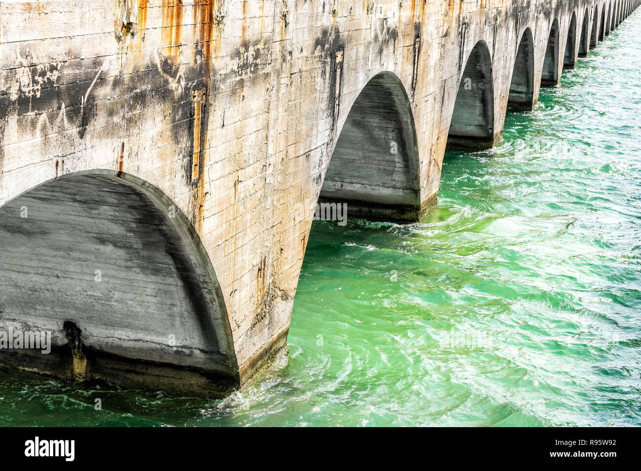 Anzeigen unter alten Seven Mile Ritter Key-Pigeon Key-Moser Channel-Pacet-Brücke in der Nähe von Overseas Highway Road, Ozean, Meer, Wellen, grüne Wasser bei Pigeo Stockfoto
