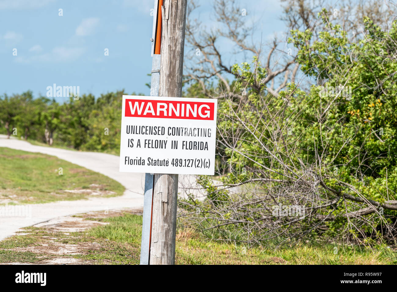 Bahia Honda Key, USA - Mai 1, 2018: Warnung Schild nicht lizenzierte Contracting ist kapitalverbrechen in Florida, Kriminalität, Straftat, Immobilienentwicklung Stockfoto