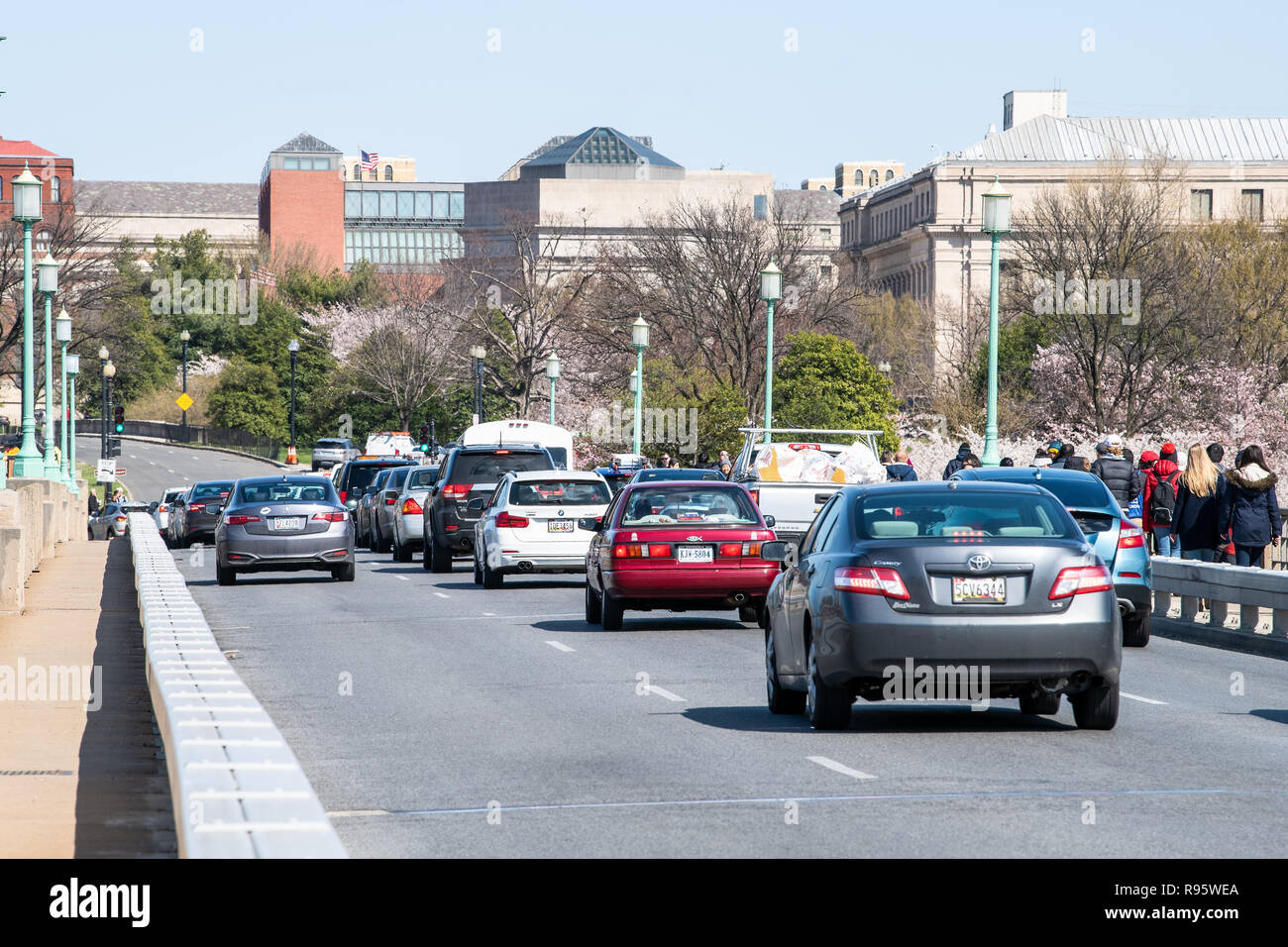 Washington DC, USA - April 5, 2018: Leute, Touristen zu Fuß auf der Straße auf Kutz bridge National Mall, Autos Verkehr während der Kirschblüte, Blüten, sakur Stockfoto