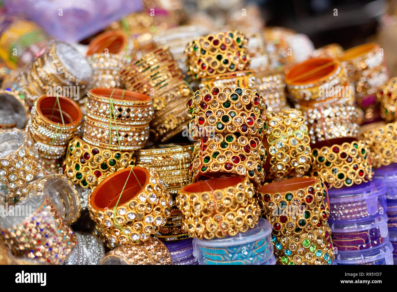 Bunte armreifen von laad Basar Markt in Hyderbaad, Indien Stockfoto