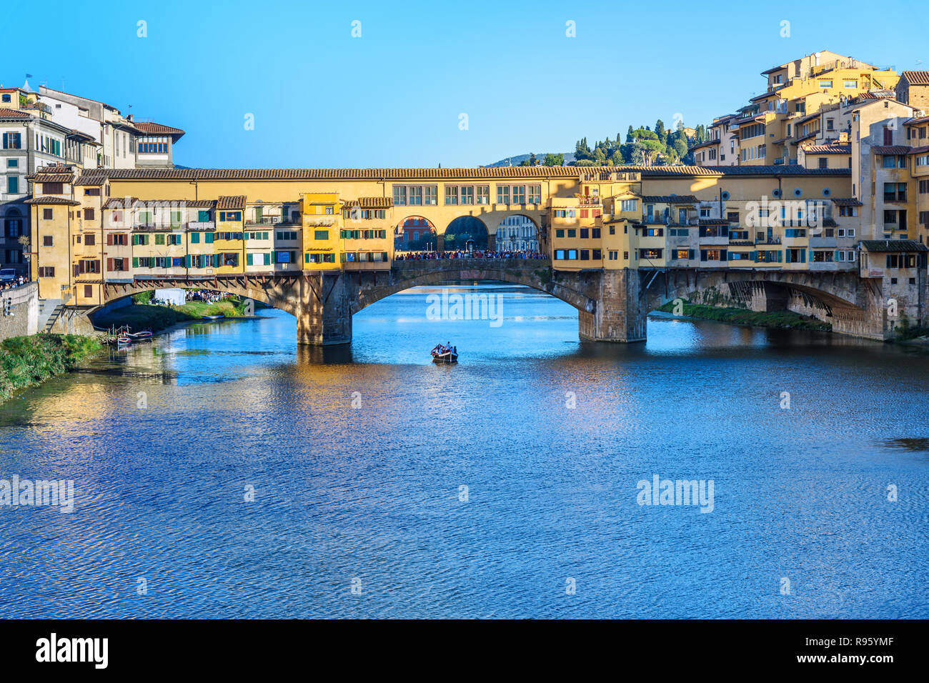 Ponte Vecchio Brücke über den Fluss Arno am sonnigen Tag in Florenz. Italien Stockfoto