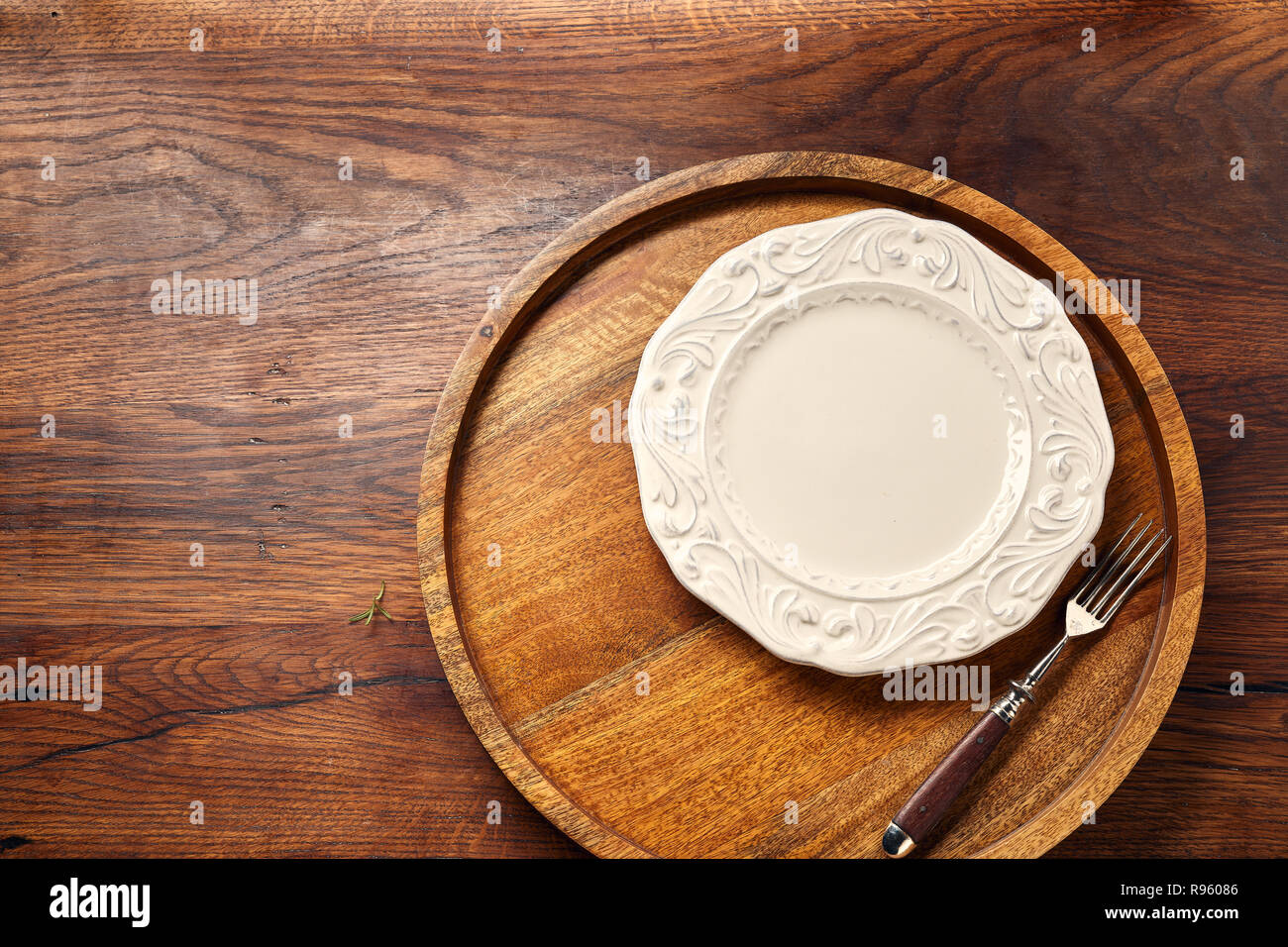 Leere weiße leere Teller mit Gabel auf Holz- Hintergrund mit kopieren. Ansicht von oben. Stockfoto