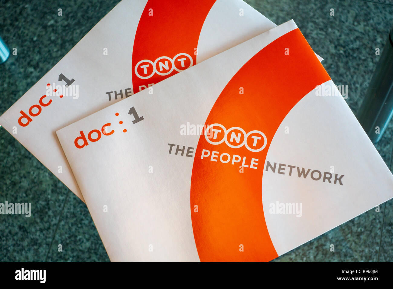 Tnt Lieferfirma Stockfotos Tnt Lieferfirma Bilder Alamy