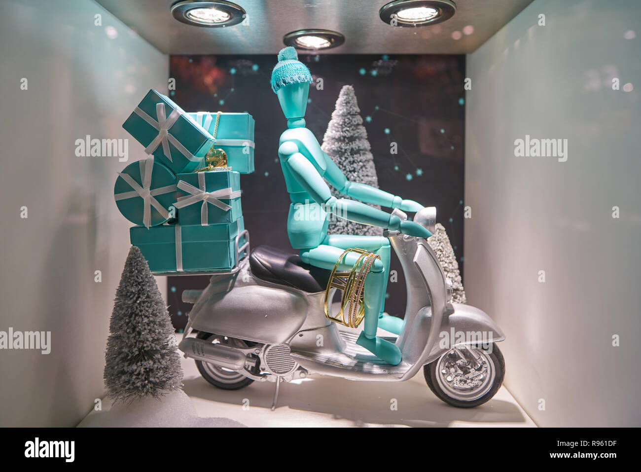 Mailand, Italien - ca. November 2017: Tiffany's Schmuck und berühmten blauen Geschenkboxen auf Anzeige an einen Store in Mailand. Tiffany & Company ist ein US-amerikanischer l Stockfoto
