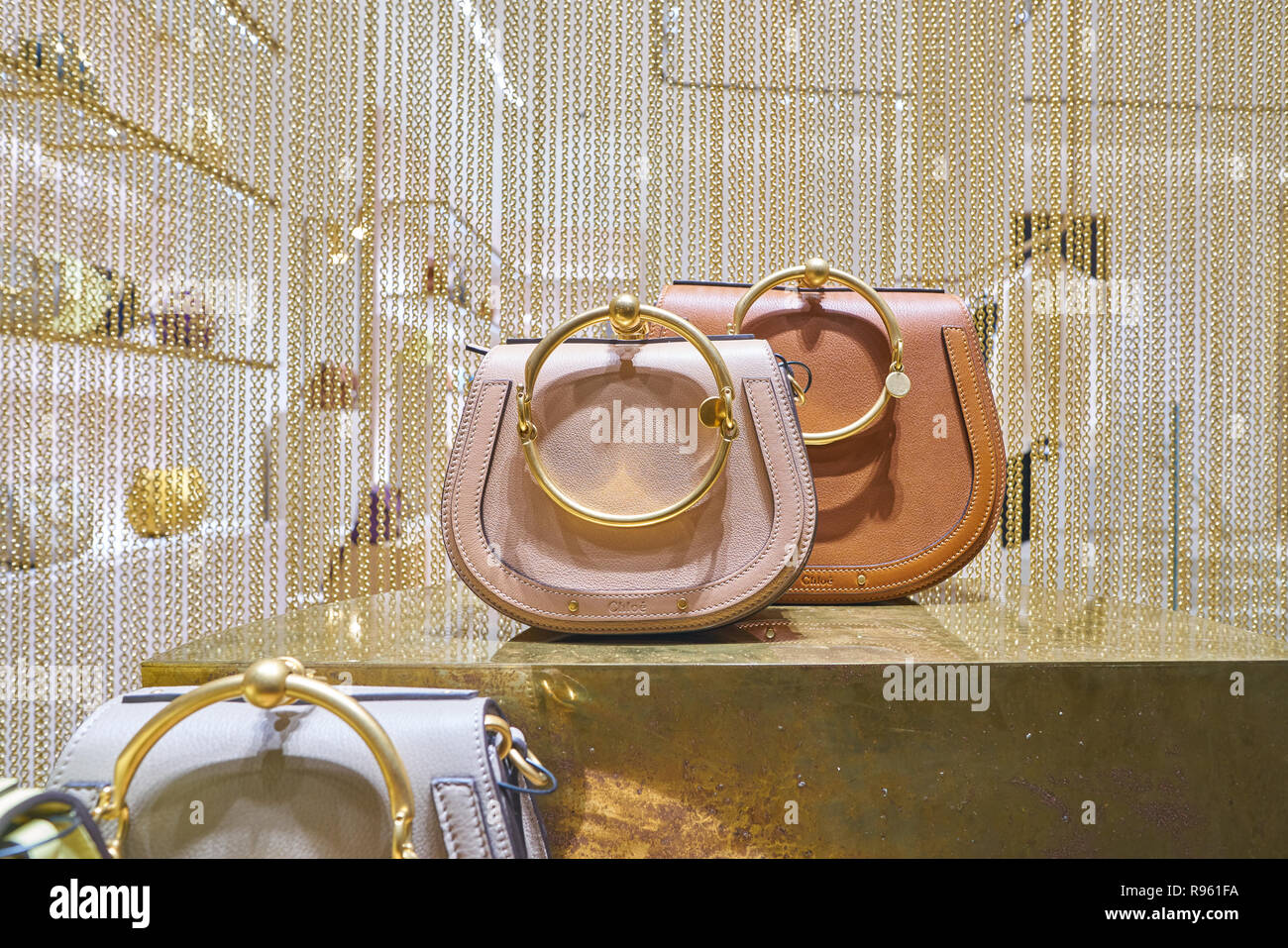 Mailand, Italien - ca. November 2017: Taschen auf Anzeige an eine Chloe in Mailand. Chloe ist eine französische Luxus Fashion House Stockfoto