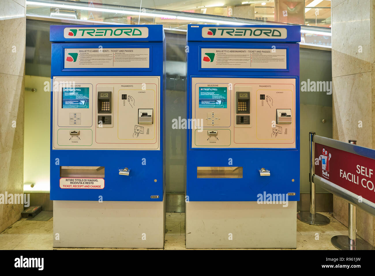 Mailand, Italien ca. November 2017 Ticket Automaten am Bahnhof Milano Centrale. Milano