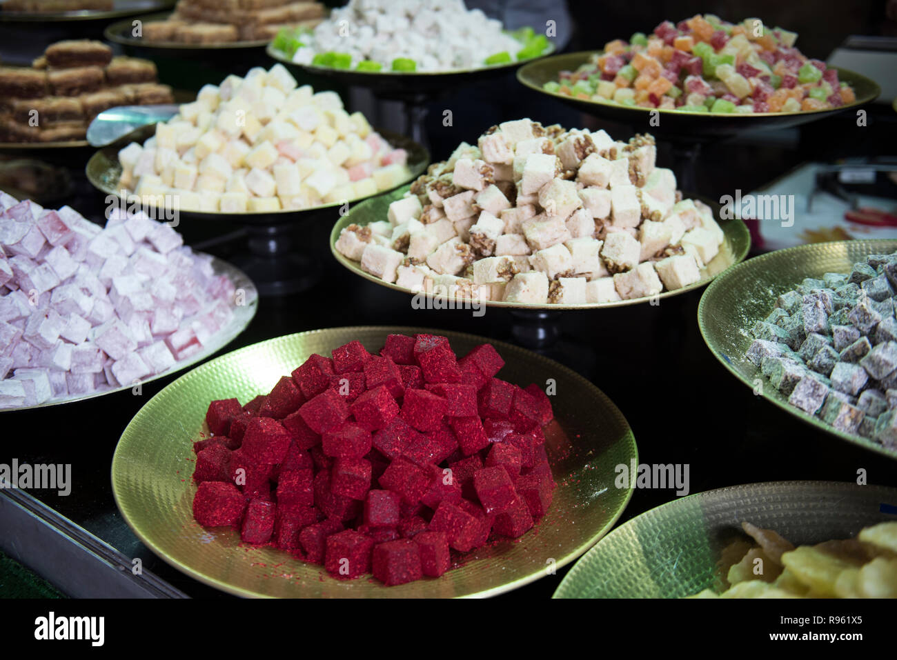 Verschiedene Arten von Desserts und Lebensmittel werden in einem lokalen Shop verkauft. Die Nahaufnahme Bild der Lebensmittel verkauft sieht lecker. Sie sind in arrangiert Stockfoto