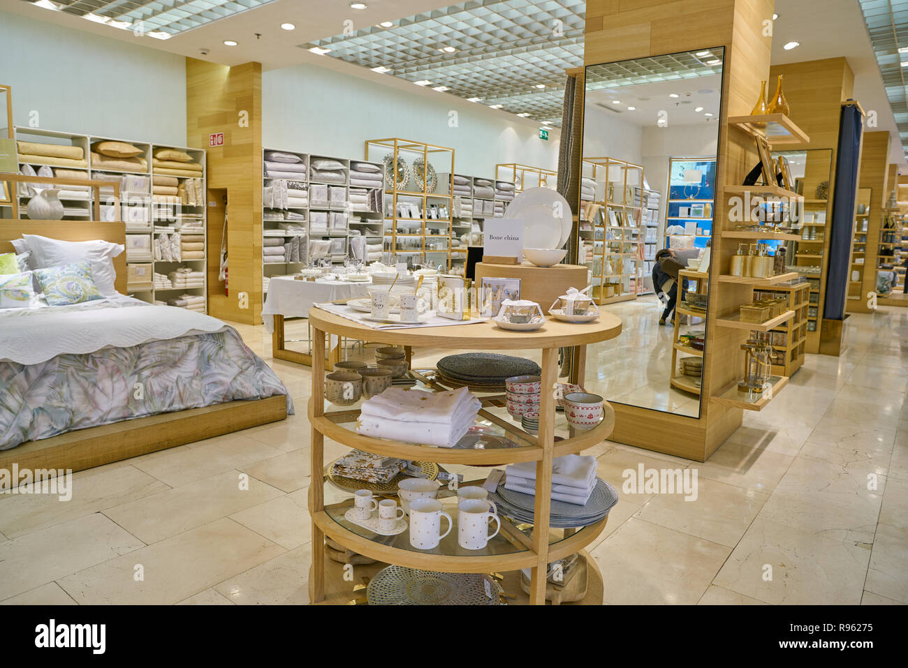 Mailand, Italien - ca. November 2017: Innenraum geschossen von Zara Home  Store in Mailand Stockfotografie - Alamy