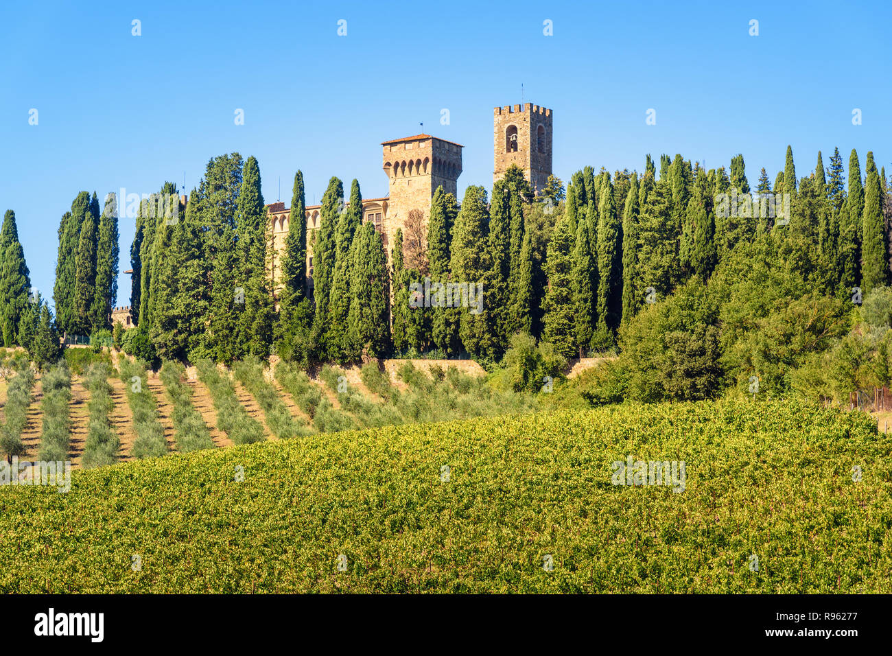 Badia di Passignano, Abtei von San Michele Arcangelo Passignano ist historischen Benediktinerabtei auf dem Hügel, mit Zypressen in der Toskana umgeben. Stockfoto