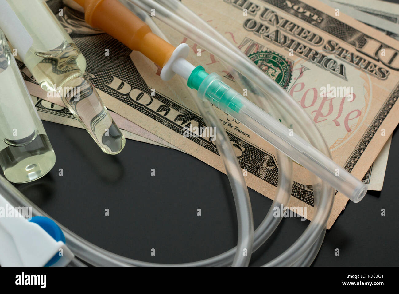 Tropfenzähler und Ampullen auf Dollar Hintergrund. Stockfoto