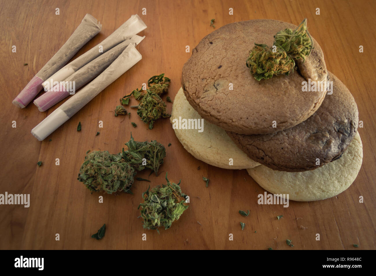 Cannabis essbar: hausgemachte Cookies mit Marihuana. Cookies, einige Gelenke und Marihuana Knospen auf Holz- Hintergrund. Marihuana und Essen. Ansicht von oben. Stockfoto