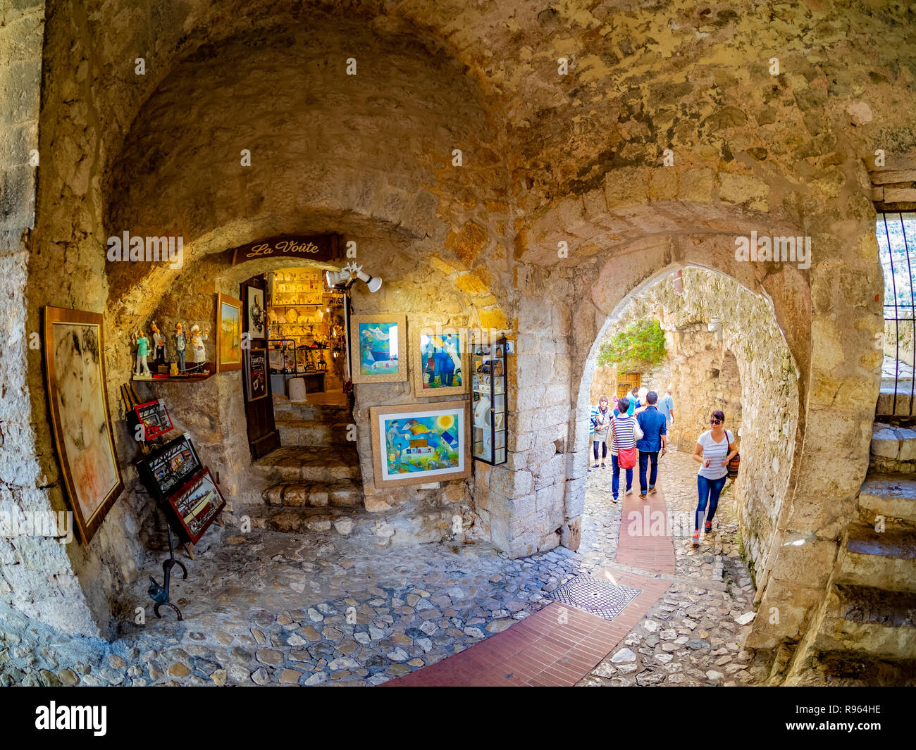 Eze, Monaco, Frankreich - 10. Oktober 2018: traditionelles Souvenir shop in Eze innerhalb der Zitadelle. Stockfoto