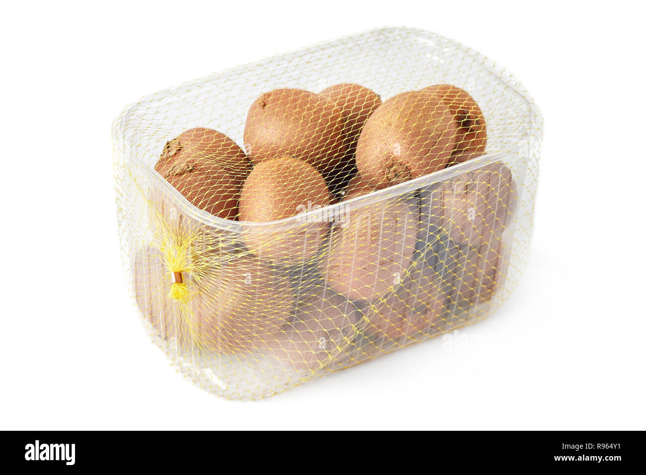 Kiwis auch als Kiwi oder Chinesische Stachelbeere in transparenter Verpackung Container auf weißem Hintergrund bekannt Stockfoto