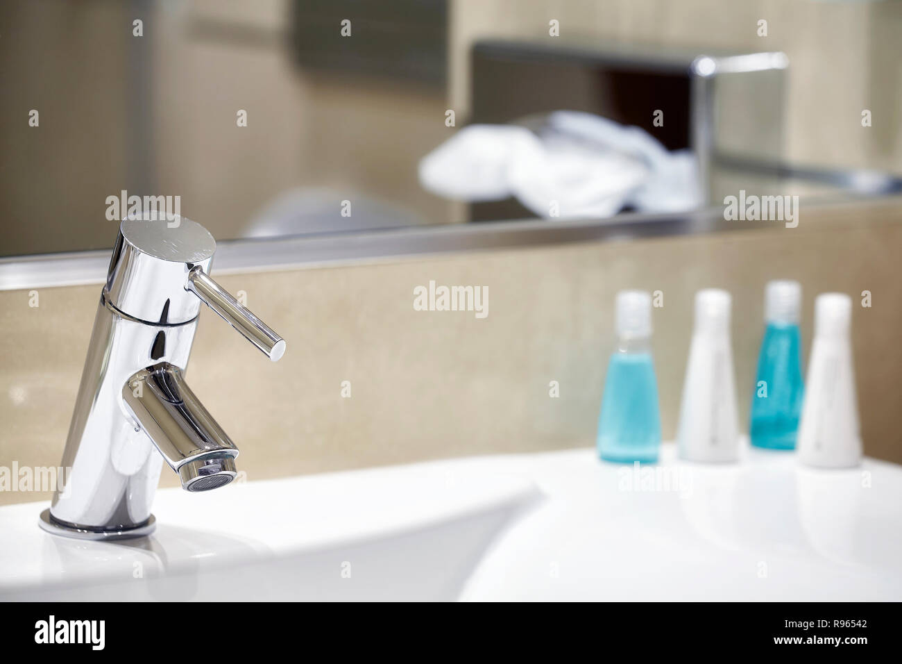 Hotel Waschbecken mit Wasserhahn, selektive konzentrieren. Stockfoto