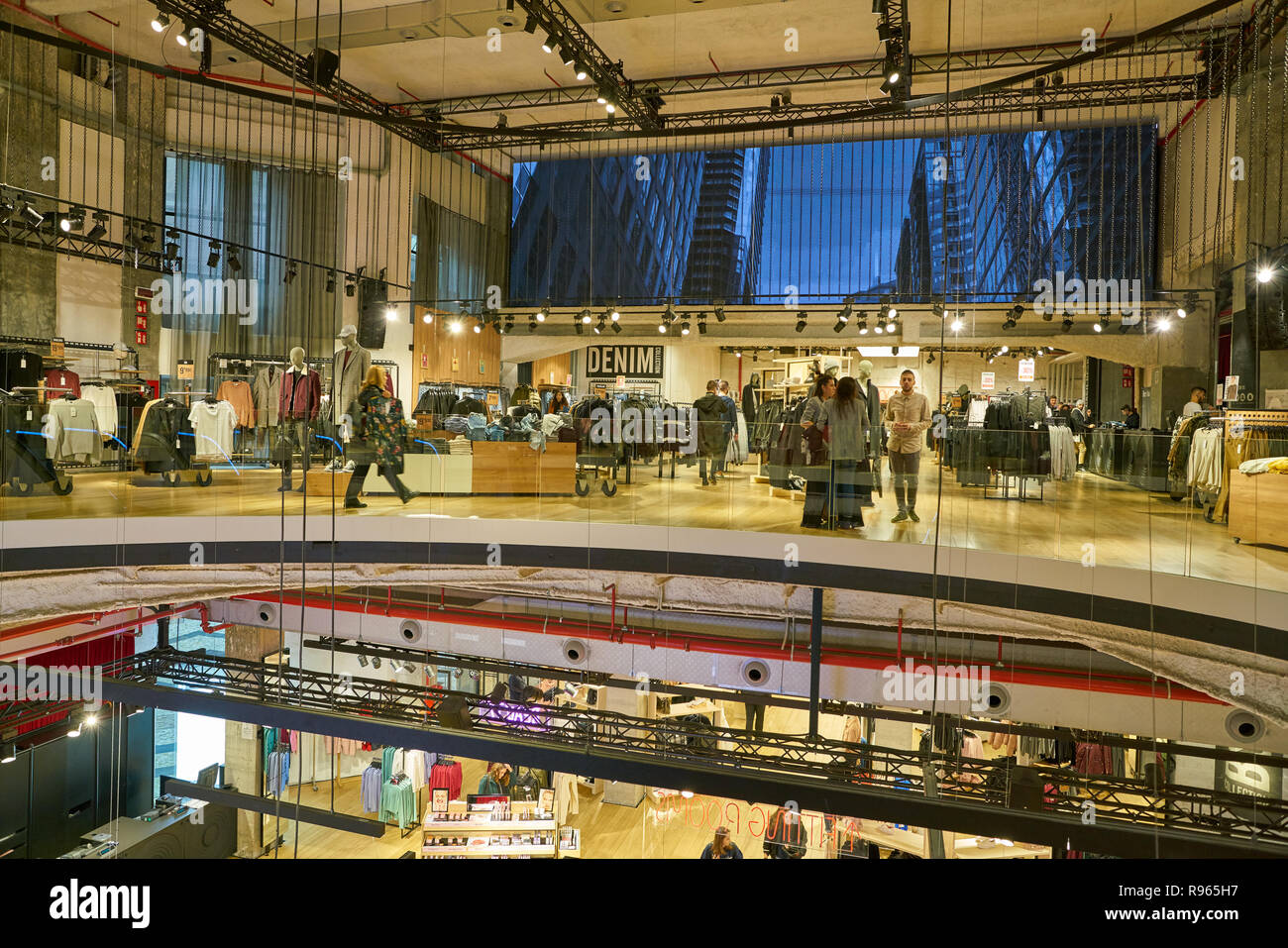 Bershka shopping centre -Fotos und -Bildmaterial in hoher Auflösung – Alamy
