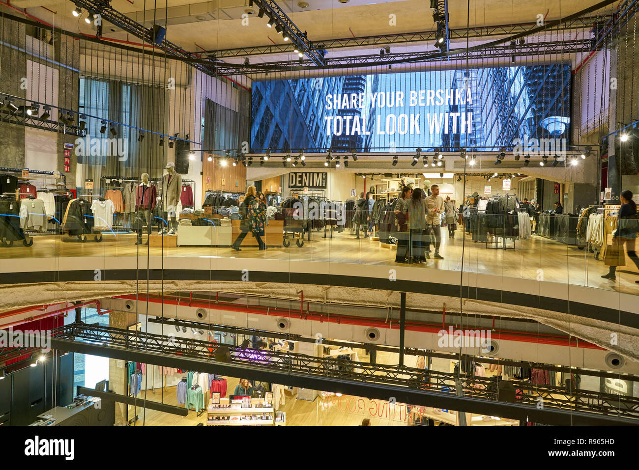 Mailand, Italien - ca. November 2017: inside Bershka Stores in Mailand  Stockfotografie - Alamy