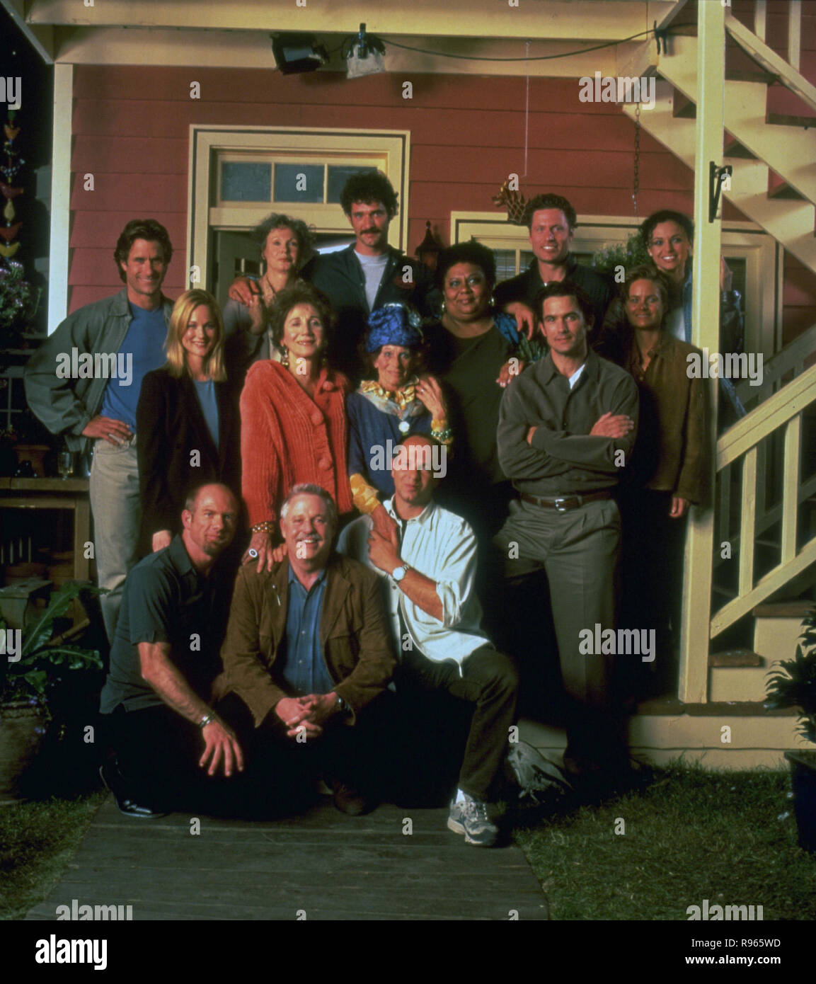 Weitere Geschichten der Stadt, Fernsehserie, USA 2001, Regie: Pierre Gang, Darsteller: v. l. hinten: Whip Hubley, Diana Leblanc, Paul Hopkins, Ted Whittall, fracoise Robertson, v. l. vorn: Laura Linney, Olympia Dukakis, Jackie Burroughs, Jackie Richardson, Billy Campbell, Barbara Garrick, ganz vorn: Terry Anderson, Armistead Maupin und Soziologe Pierre Schleifring Stockfoto