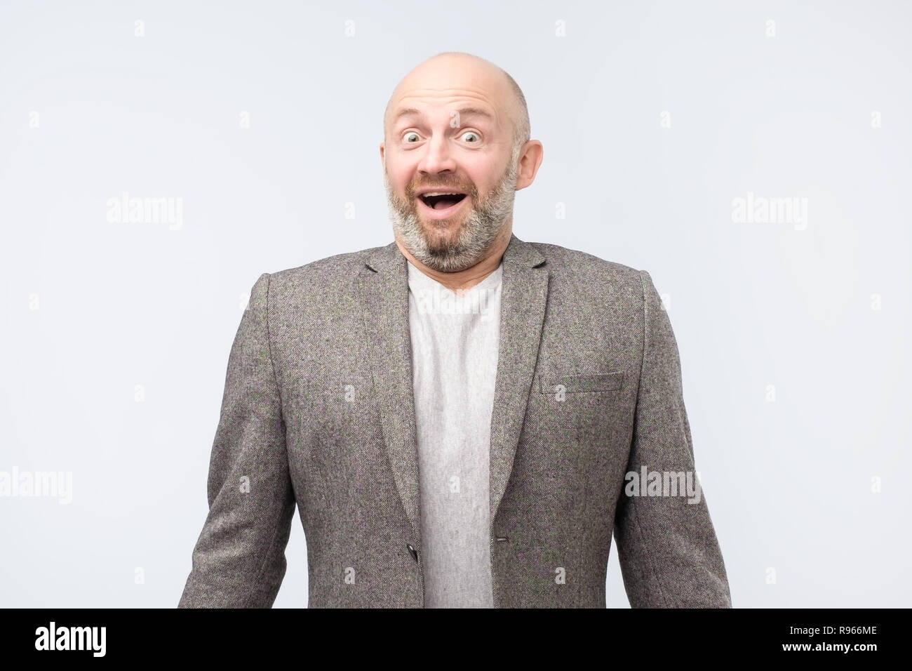 Attraktive überrascht, bärtigen Mann mit geöffnetem Mund. Stockfoto