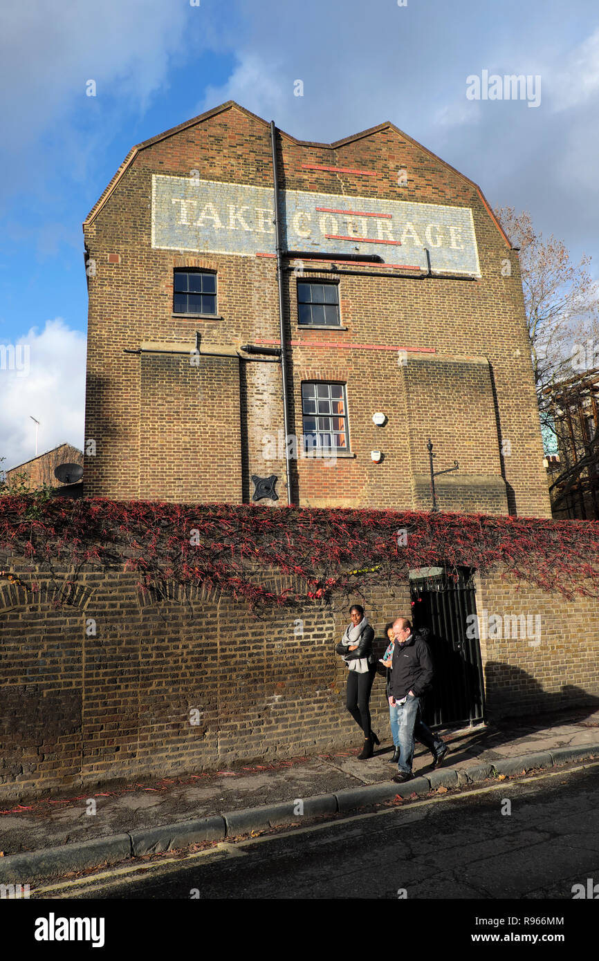 Mut Brauerei vintage advert Zeichen auf der Seite von Backstein Gebäude im Stadtteil Southwark in Süd- London England UK KATHY DEWITT Stockfoto