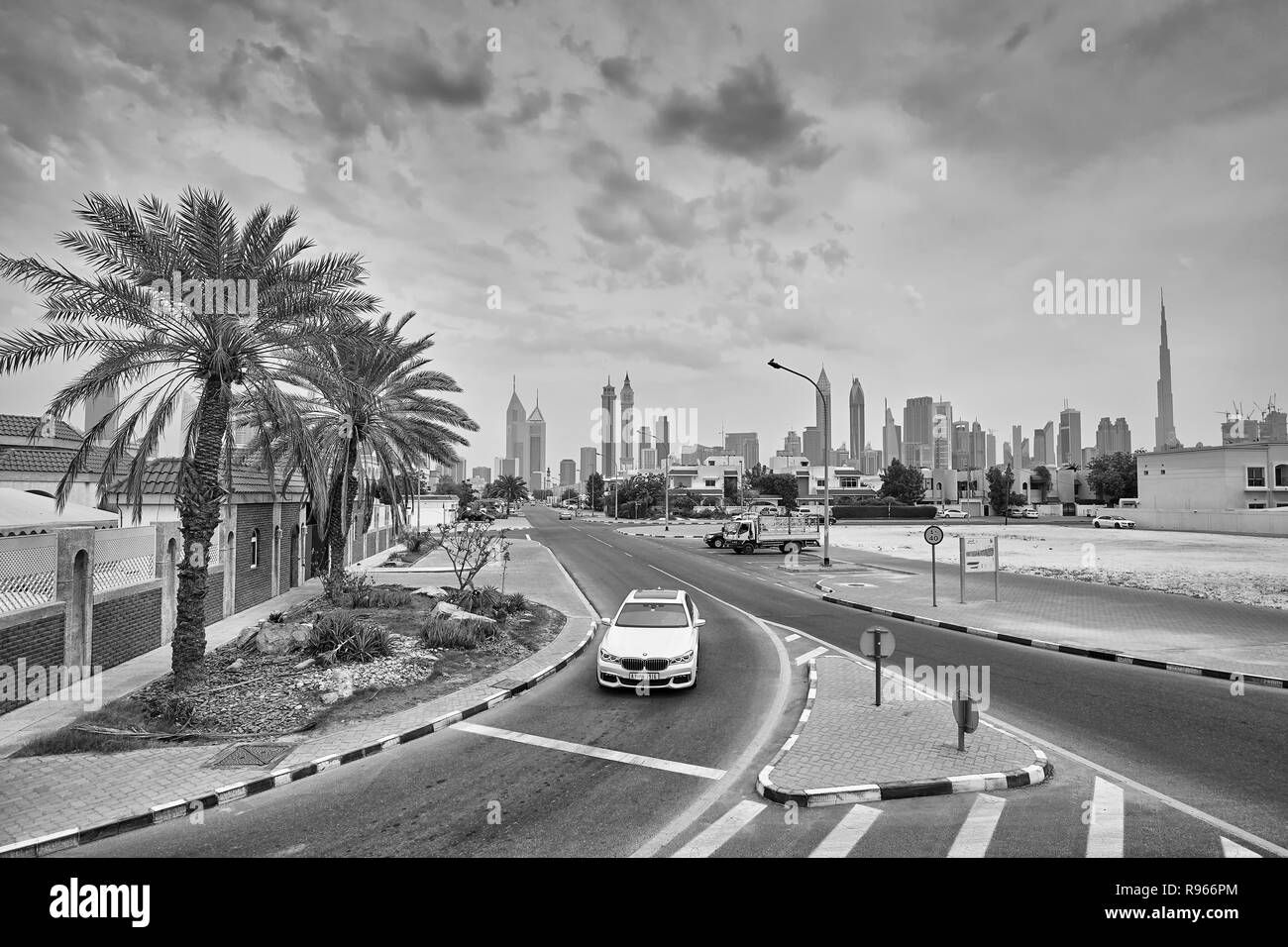 Dubai, Vereinigte Arabische Emirate - Mai 01, 2017: Blick auf eine Straße mit der Stadt iconic Skyline. Stockfoto