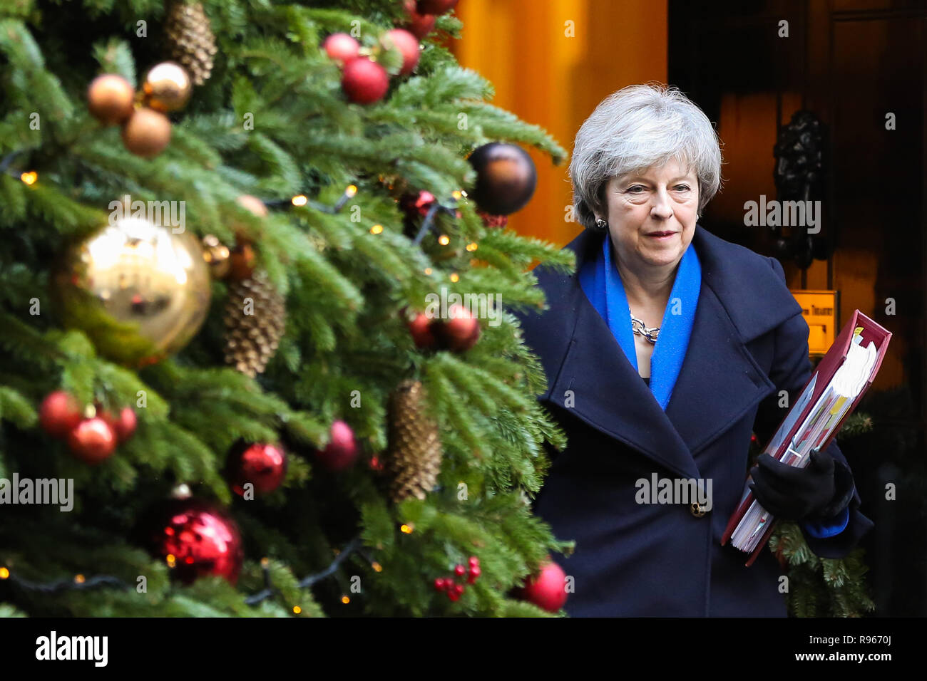 Der britische Premierminister Theresa May fährt von Nummer 10 Downing Street zur Teilnahme an der Endrunde des Ministerpräsidenten Fragen (PMQs) von 2018 im House of Commons mit 100 Tag für Brexit. Das Vereinigte Königreich wird offiziell die Aufnahme in die Europäische Union verlassen, indem Sie vom 29. März 2019 und der britischen Regierung beiseite gesetzt hat 2 Mrd. £ für ein "No Deal" Brexit. Stockfoto Der britische Premierminister Theresa May fährt von Nummer 10 Downing Street zur Teilnahme an der Endrunde des Ministerpräsidenten Fragen (PMQs) von 2018 im House of Commons mit 100 Tag für Brexit. Das Vereinigte Königreich wird offiziell die Aufnahme in die Europäische Union verlassen, indem Sie vom 29. März 2019 und der britischen Regierung beiseite gesetzt hat 2 Mrd. £ für ein "No Deal" Brexit. Stockfoto