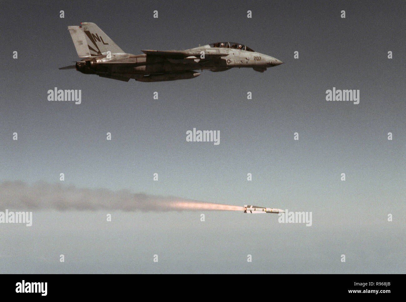 Ein Luft-zu-Luft, rechts Jagdgeschwader 111 (VF-111) F-14A Tomcat Flugzeuge bewaffnet mit einer AIM-54 Phoenix Rakete. US Navy Foto Stockfoto