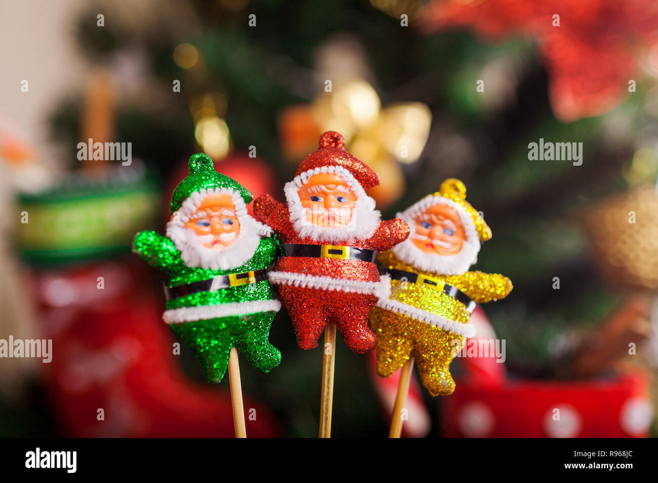 Littke Santa Spielzeug auf Stöcke durch Weihnachtsbaum zu Hause. Neues Jahr Konzept. Winterurlaub Stockfoto