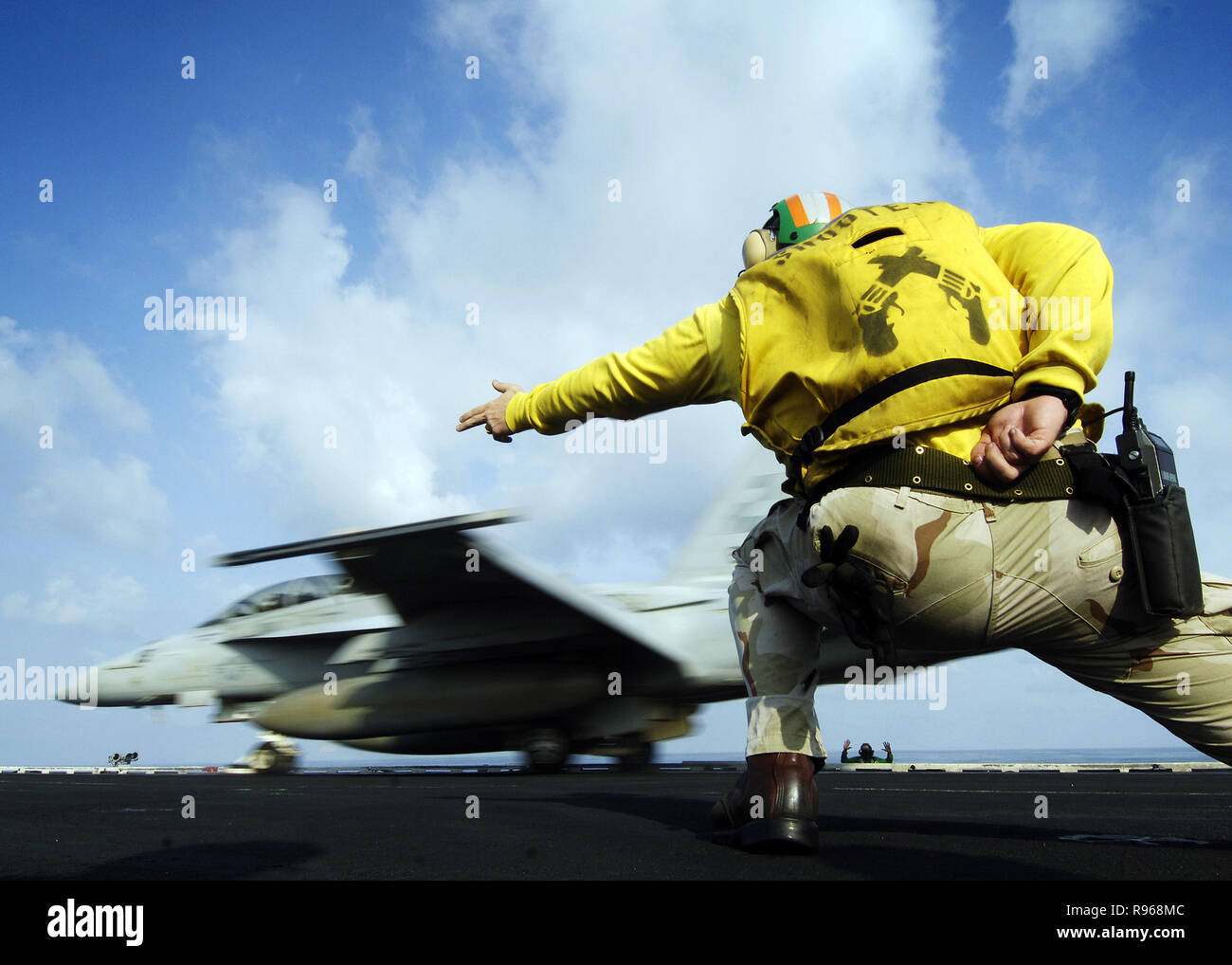 Ein katapult Officer signalisiert den Start ein katapult Officer signalisiert den Start um eine F/A-18F Super Hornet, angeschlossen an die "Checkmates" von Strike Fighter Squadron zwei Eins Eins (VFA-211), an Bord des Atom-Flugzeugträger USS Enterprise (CVN 65). Us Navy Foto: Mass Communication Specialist 2. Klasse Milosz Reterski Stockfoto