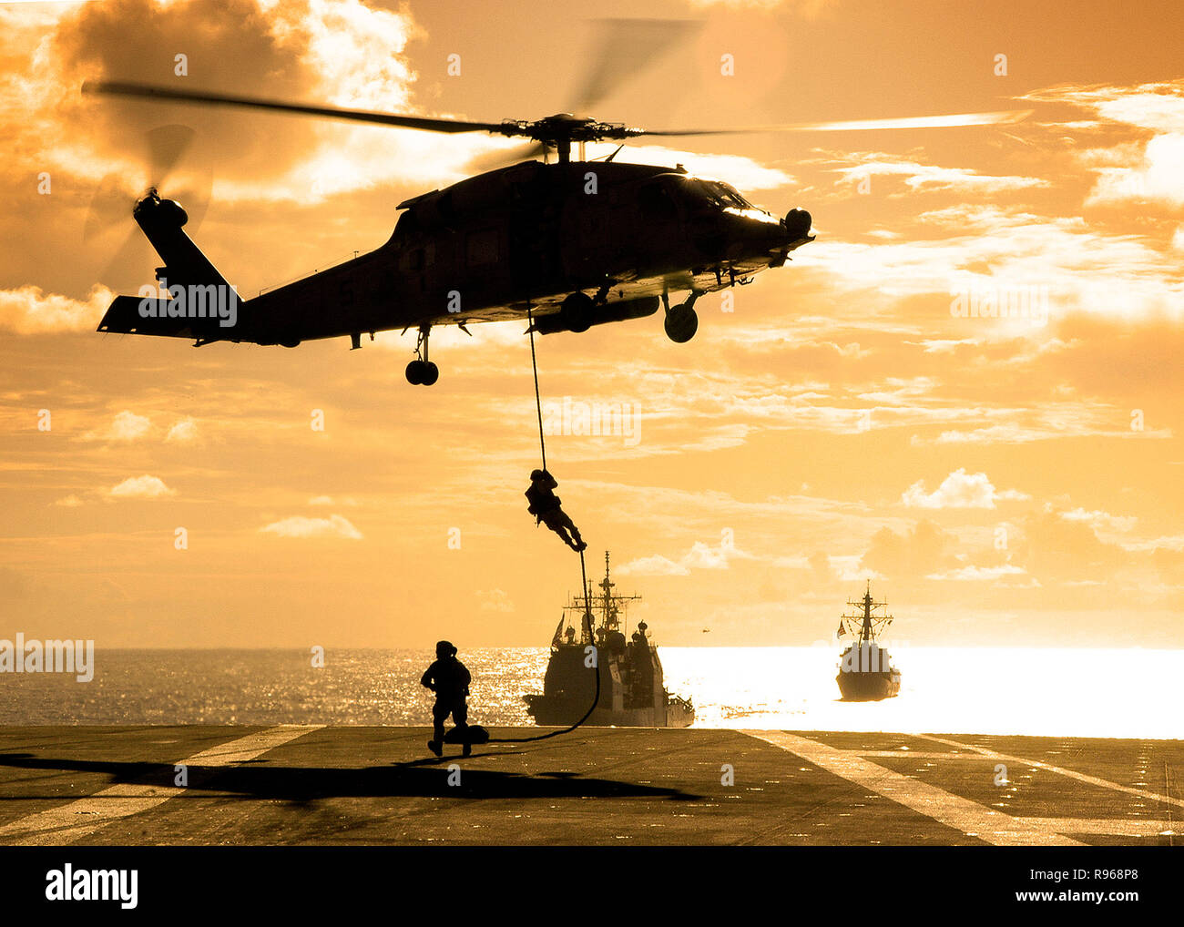 Distanz 9 schnelle Seile aus einem SH-60 Seahawk Helikopter, Hubschrauber U-Staffel Zwei (HS-2) mit Carrier Air Wing Zwei (CVW-2). Lincoln und Carrier Air Wing Zwei (CVW-2). Us Navy Foto von Mass Communication Specialist Seaman James R. Evans Stockfoto