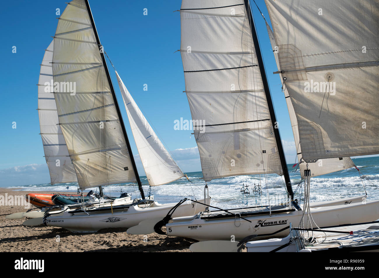 Segelboote auf Strand in Castelldefels Spanien Stockfoto