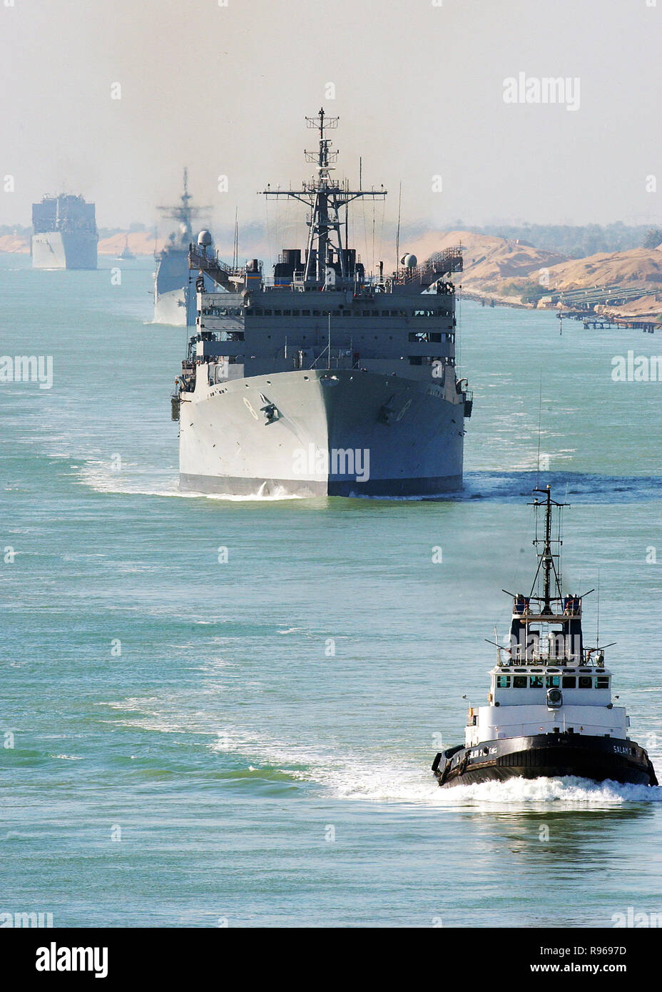 Eine ägyptische Schlepper führt das schnell Kampfunterstützung Schiff USNS Arctic (T-AOE 8), der Lenkwaffen-Kreuzer USS Monterey (CG-61), und die Bekämpfung Geschäfte Schiff USNS Spica (T-AFS 9) nordwärts durch den Suezkanal.  DoD-Foto von Airman Kristopher Wilson, US-Navy Stockfoto