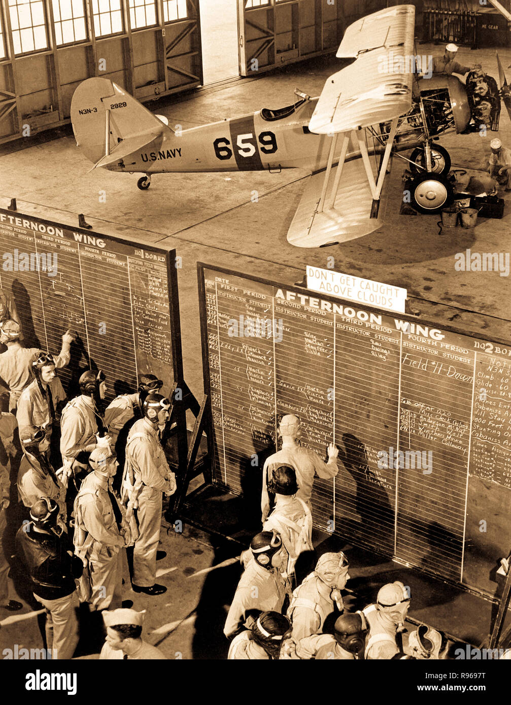 Luftfahrt-Kadetten überprüfen Flug Boards für Last-Minute-Anweisungen am NATC, Corpus Christi, Texas.  November 1942.  Foto von Lt. einer Charles Fenno Jacobs. (Marine) Stockfoto