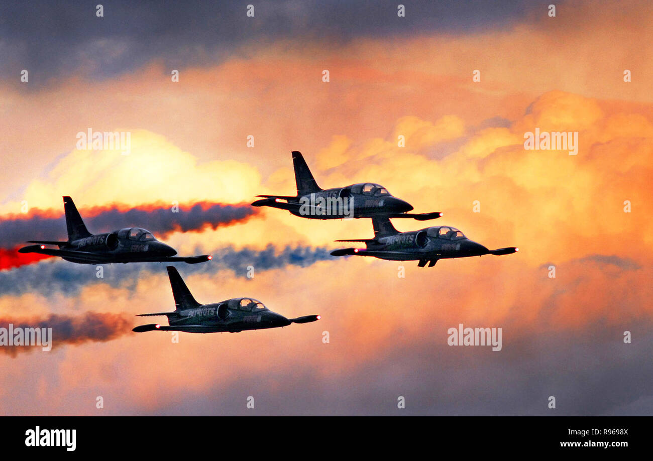 Patriot l-39 Jets fliegen in Formation gegen eine goldene Wolkenbank über Marine Corps Air Station Miramar. Stockfoto