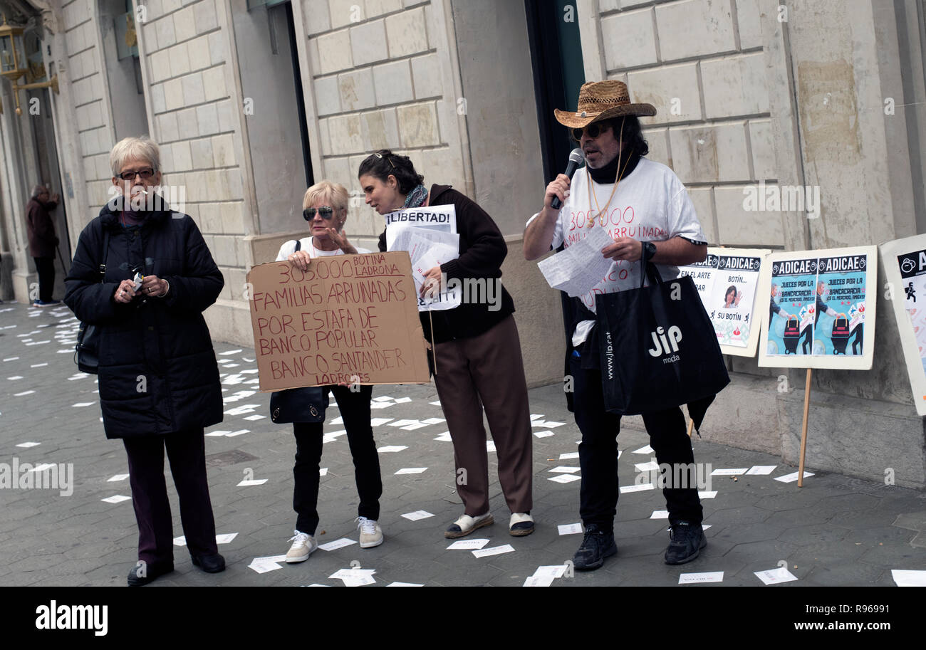 Die Demonstranten mit Vorzeichen behauptet Scam und Betrug durch Bank Santander Stockfoto