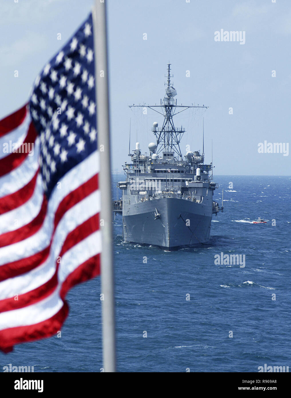 Die amphibious Transport dock USS Nashville (LPD 13) Fahrten vor Anker achtern der USS Bataan (LHD-5). DoD-Foto von Chief Petty Officer Dave Fitz, US Navy Stockfoto